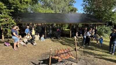Billede af nyopført bålhytte